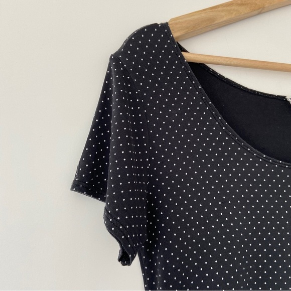 UNIQLO AIRism BLACK/WHITE POLKA DOT SHORT SLEEVED TSHIRT/TOP, SIZE MEDIUM - Picture 3 of 8